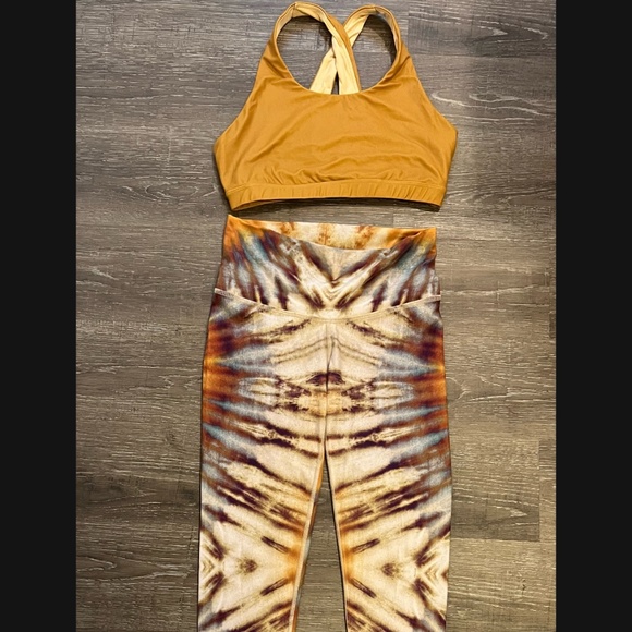 Niyama Sol matching yoga set - Picture 1 of 3